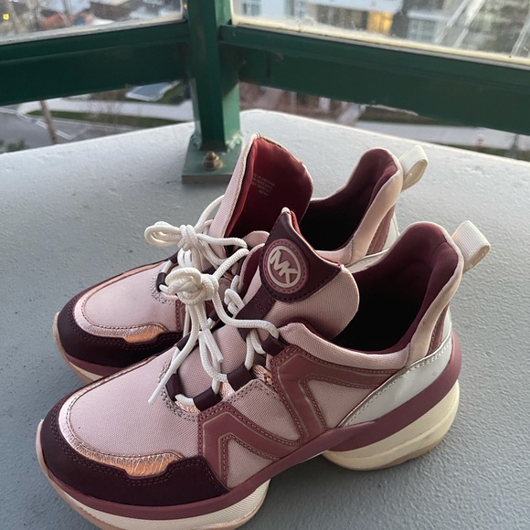 Michael Kors Trainers size 6.5( can fit 7) - Picture 3 of 4